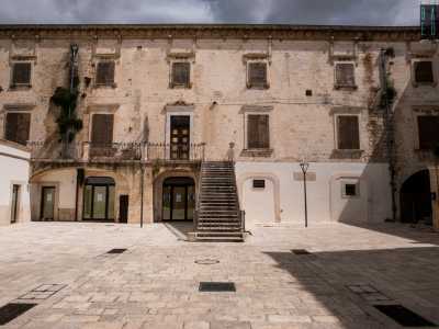 ...i cui locali sono attualmente divisi tra propriet� private, esercizi commerciali e locali appartenenti alla parrocchia
